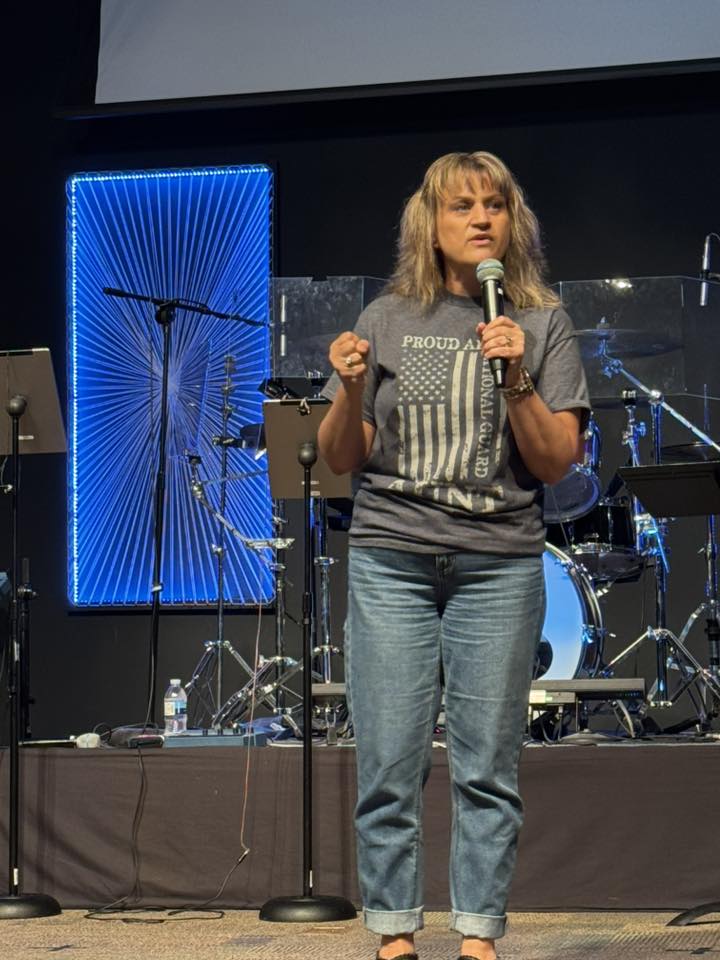 Julie Boswell speaking at Breaking Bonds